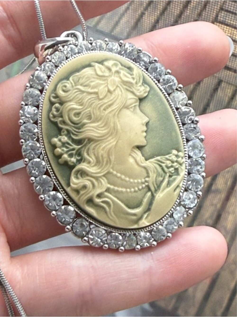 Vintage Olive Cameo Pendant Necklace with Crystal Halo Silver Tone Chain 17 Inch - Picture 4 of 5